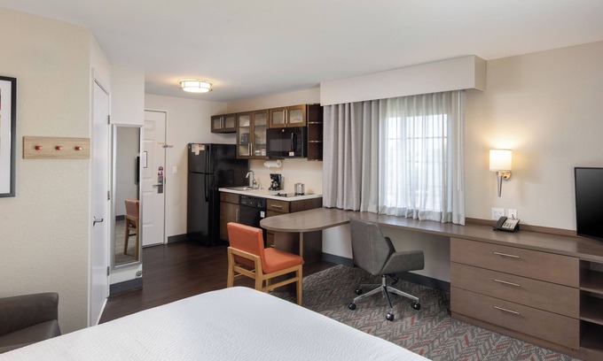 Anaheim Resort Hotel | Queen Studio Escape! 2 Unit Pet Friendly Stay w/Outdoor Pool, Steps to Disney!