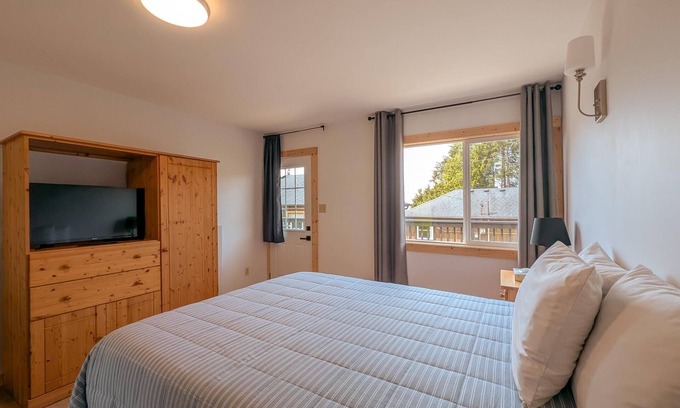 Ucluelet Hotel | Queen studio suite in Ucluelet.
