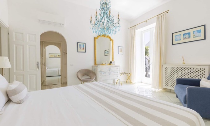 Forio House | Queen Suite