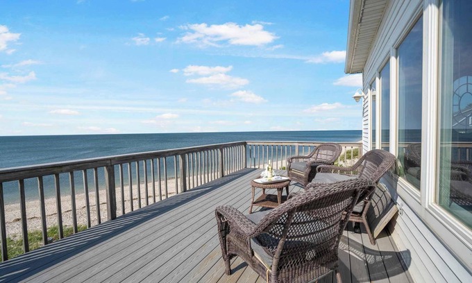 Wading River House | Queen Vic Beach House: 5 Mins to Vineyards & Farms