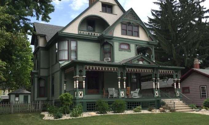 Adrian House | Queen Victorian Home, Walking distance to downtown