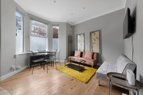 Queen's Park Apartment | Queens Park 1 bed suite sleeps 4 ppl Ground floor