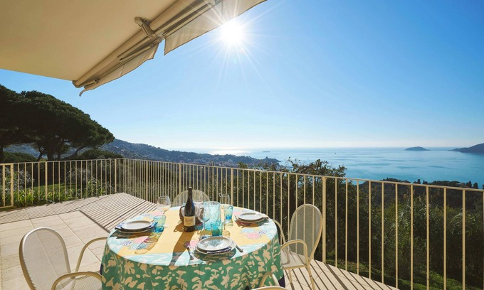Pugliola House | "Quercia": 2 BDR, AC, Seaview, Pool, Tennis, plus Private Garage in Lerici!