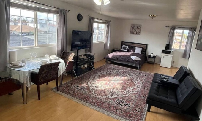 Cerritos House | Quiet 1-Bedroom w/ Private Bath