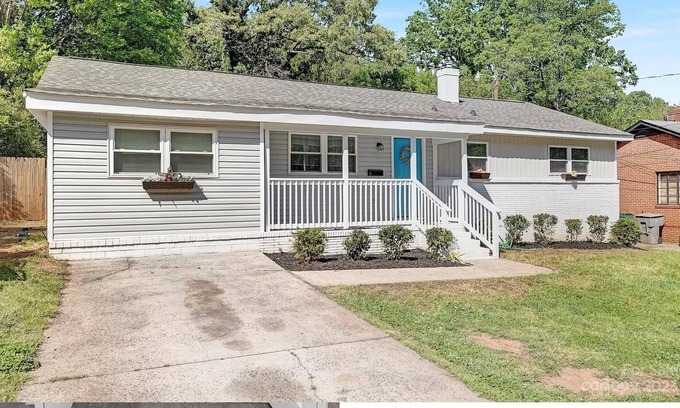 Enderly Park House | Quiet 4-Bed 2-Bath 10 Minutes Away from Downtown Charlotte