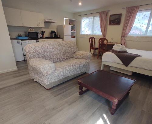 The Gardens Apartment | Quiet 40m Studio - Kitchen, Washer, AC, Work Desk