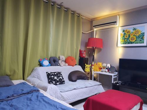 Mutaejoya-dong House | Quiet Accommodation Next to Geumho River