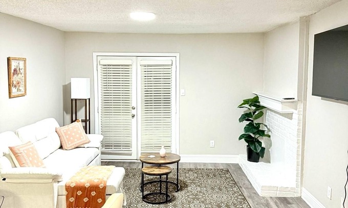 Addison Apartment | Quiet and Central 1-bedroom apartment near hospital and Tollway