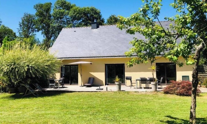 Kerherou House | Quiet, bright single-storey house close to beaches, port and GR34.