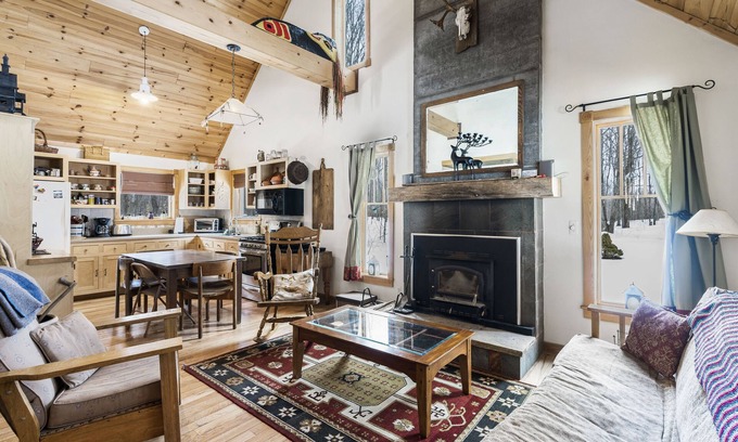 Levering House | Quiet Cabin in the Woods - Secluded Yet Close to It All