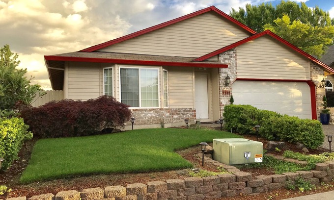 Hillsboro House | Quiet, comfortable home. Near Intel and Nike campuses.