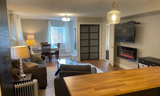 Broadmead House | Quiet, contemporary suite with private entrance and off street parking.