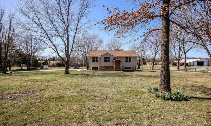 Olney House | Quiet Country 3 Bedroom Escape in Jonesburg MO