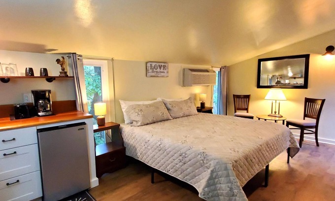 Eureka Springs Apartment | Quiet, country studio guest room