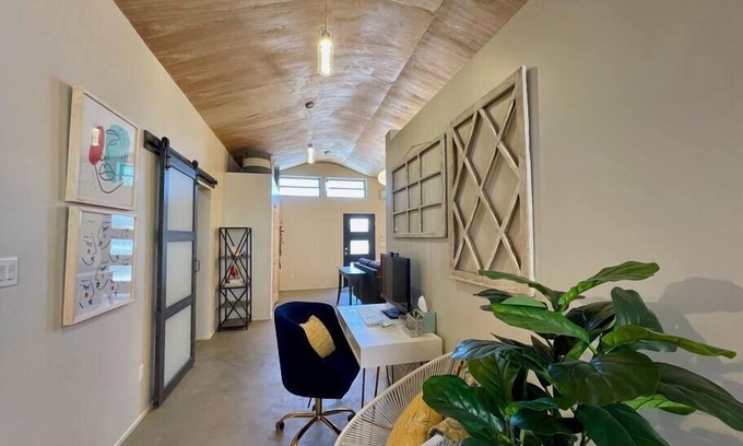 Canoncito House | Quiet Dog-Friendly Loft Living with Amazing Views