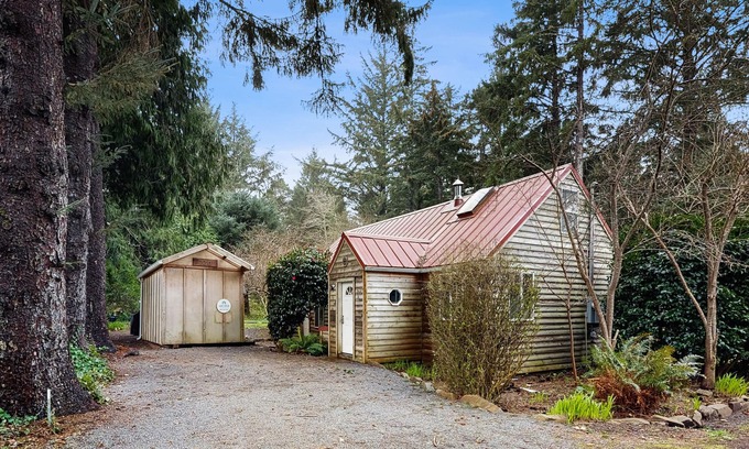 Otter Rock Cabin | Quiet, Dog-Friendly Cabin Close to the Beach with WiFi and Tons of Character