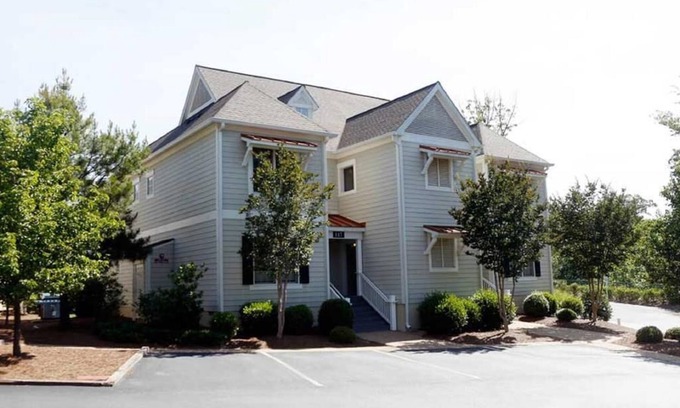 Lackey Resort | Quiet end home. Walk to Water Country, minutes to Busch Gardens, Pools & Golf