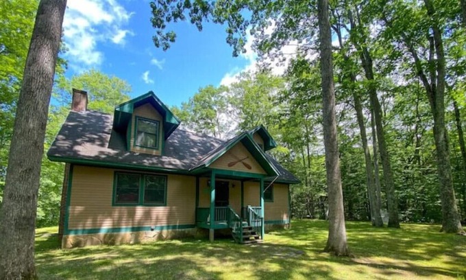 Forest Dale Cabin | Quiet Family Cabin, Lake Access