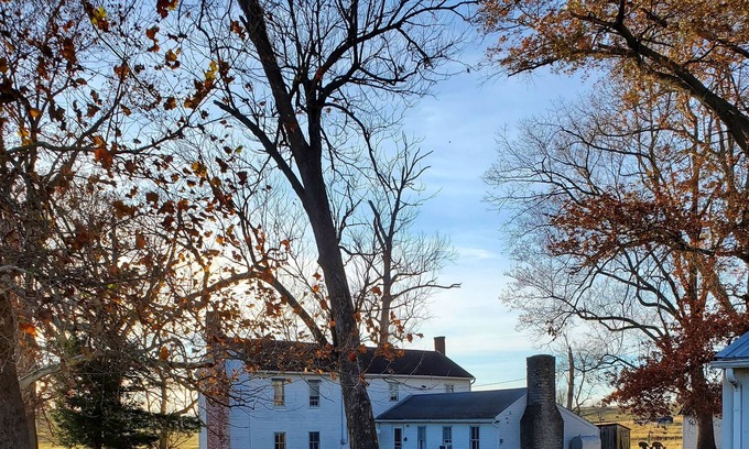 Paris Other | Quiet Farmhouse in KY Horse Country