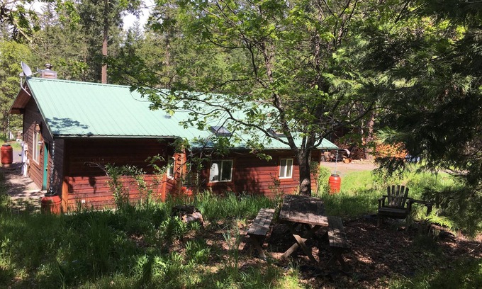 Medford Cottage | Quiet Forest Retreat near Towns. Longer stay discounts welcome. Dog Friendly.