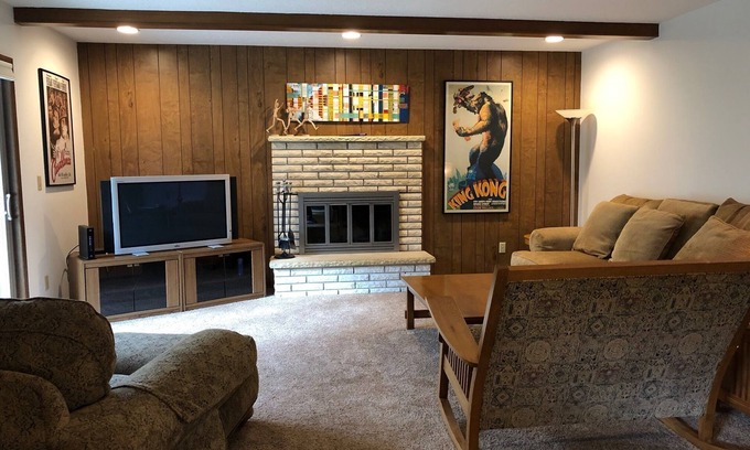 Wilkes House | Quiet Home, One Block to Glendoveer Golf Course, 10 minutes to Airport