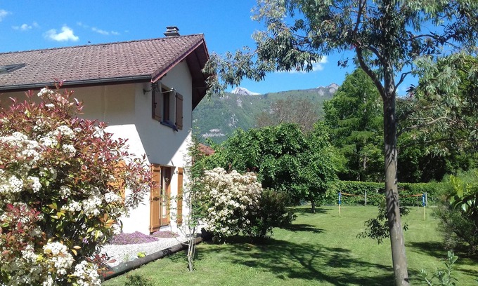 Chaparon House | Quiet house 5 minutes from Lake Annecy! Large garden with badminton court.