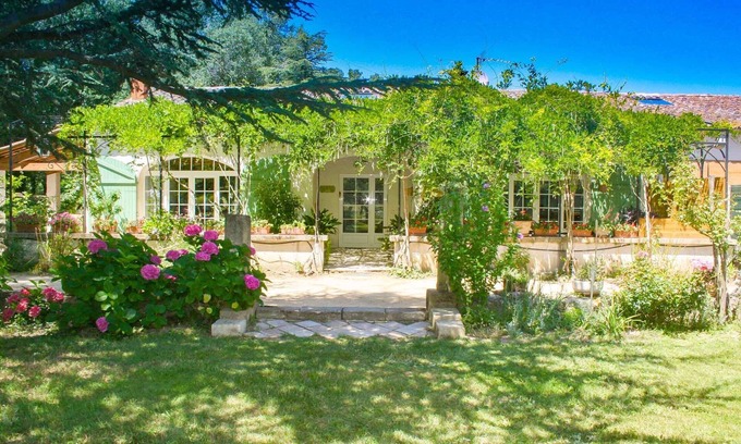 Roquemaure House | Quiet house in the green area with pool near major tourist sites