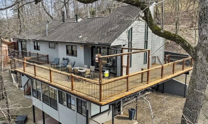Rogers House | Quiet Lake Front House that is close to Downtown Rogers AR