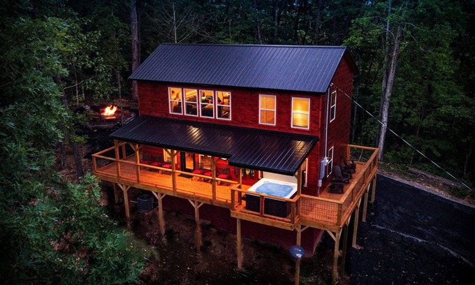 Gatlinburg - Pigeon Forge Cabin | Quiet Mountain Top Cabin- Private, Top Location, VIEWS!