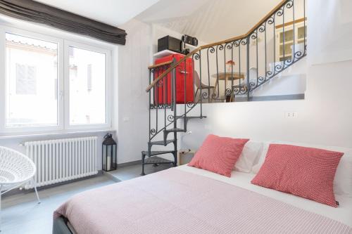 Rione XIV Borgo Apartment | Quiet pied a terre with terrace in Borgo Pio