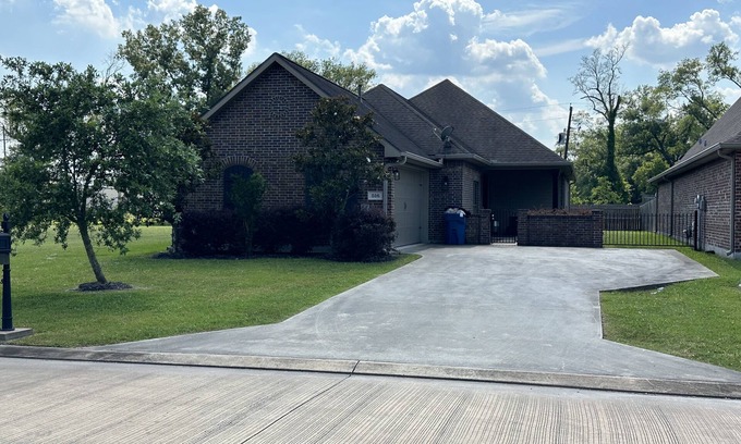Sulphur House | Quiet Private Home - Centrally Located in Sulphur