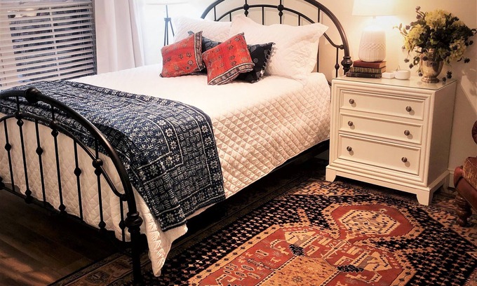 Turners House | Quiet Retreat/Beautiful Queen Bedroom with Private Bath Suite