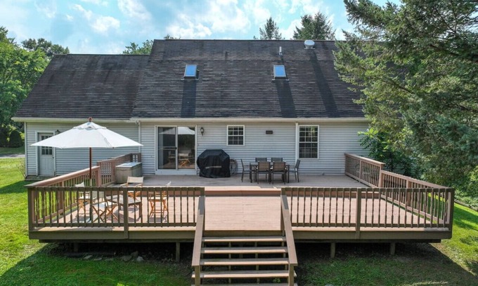 Skaneateles House | Quiet retreat near Village
