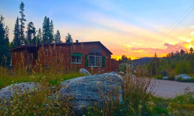 Grand Lake Cabin | Quiet Retreat with private courtyard In Grand Lake Village!