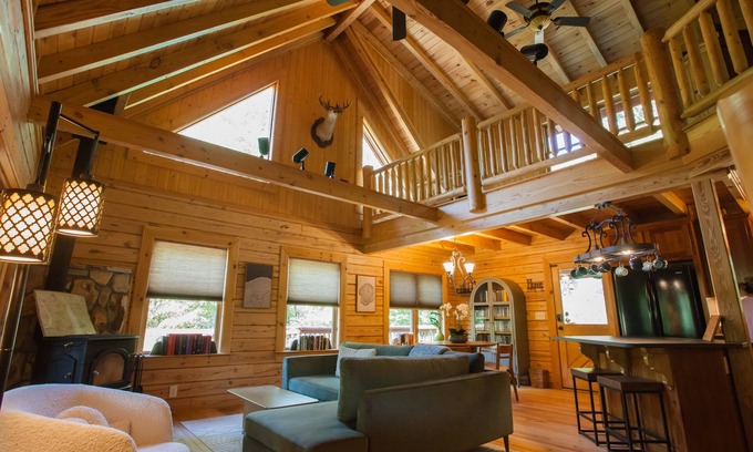 Dawsonville Cabin | Quiet Riverfront Log Cabin with Firepits, Starlink, EV Charger, near Dahlonega!