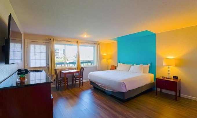 Seaside Hotel | Quiet Riverfront Room Ideal for Pet Owners Close to Ocean