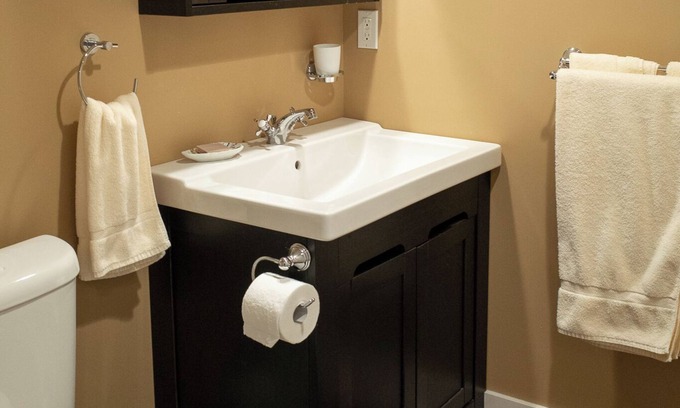 North Cowichan House | Quiet rural setting, close to mountain biking/hiking trails and downtown.