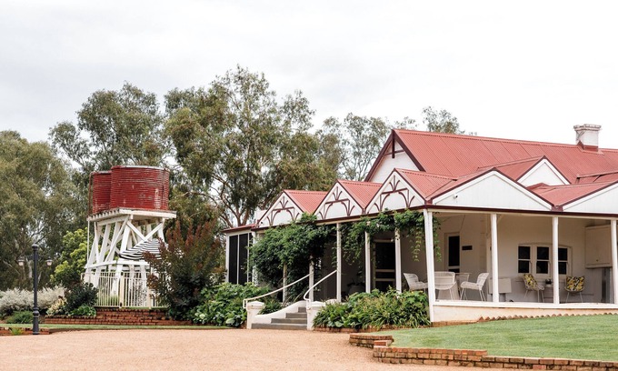 Wahgunyah House | Quondong Wahgunyah - Luxury Homestead & Cottage in secluded location