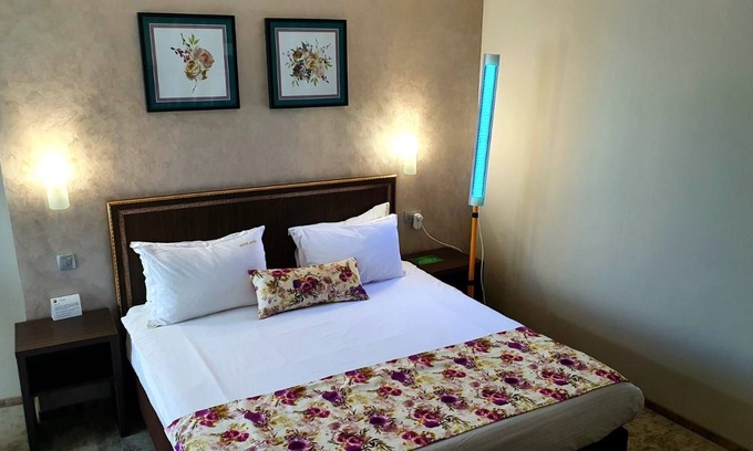 Craiova Apartment | R 1116 David’s Deluxe Double Room With Break Fast, Mini-Bar & Guest Laundry