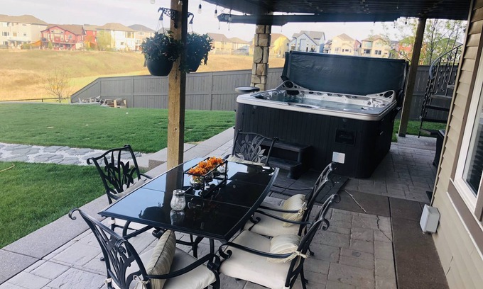 Sage Hill House | R&R Executive Suite, Private Entrance, Sleeps 4, Hot Tub with pond/green view