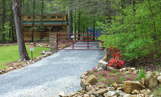 Cosby Cabin | Rabbits Nest: " Love for One Another and Nature"