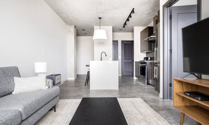 West Loop Apartment | Rad West Loop 1BR w/Pool, Gym, nr. Restaurant Row, by Blueground