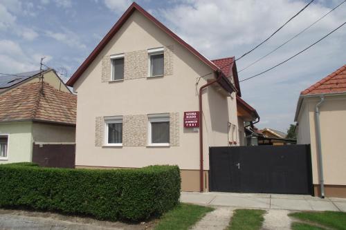 Halaszi House | Radek Vendégház és Apartman