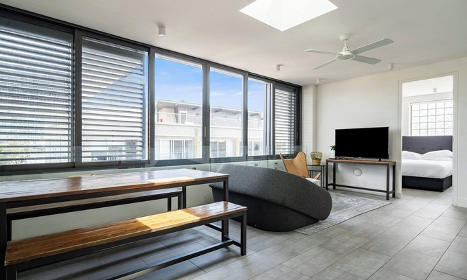 Bondi Beach Apartment | Radiant 2BR Top-Level Unit w/Wi-Fi near Bondi Beach