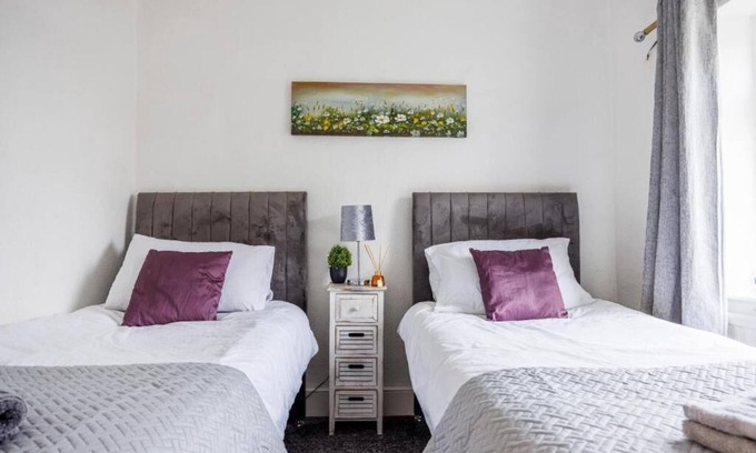 Southend-on-Sea Apartment | Radiant & Spacious 2BR Excellent Location w/WiFi & Netflix by Everhome Ltd