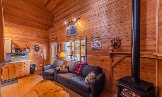 Christopher Creek Cabin | Rainbow Trout Cabin quick drive to fishing lakes, backs forest, kitchen heat+AC