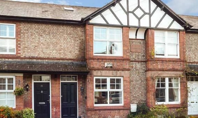 Trafford Cottage | RAINTON COTTAGE, family friendly in Hale Near Altrincham