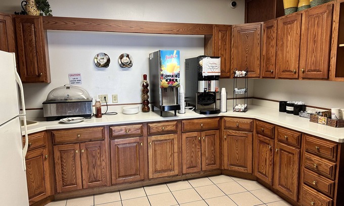 Saginaw Hotel | Ramada by Wyndham Saginaw Hotel & Suites