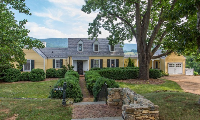 Greenwood Cottage | Ramsay Estate Cottage – Luxury Vineyard Retreat with Mountain Views