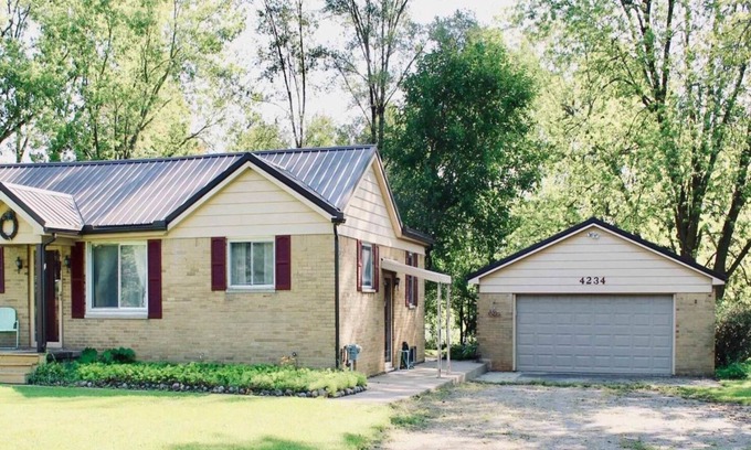 Davison House | Ranch in country. 3 bed 2 bath, beautiful 1 acre. Long short term available